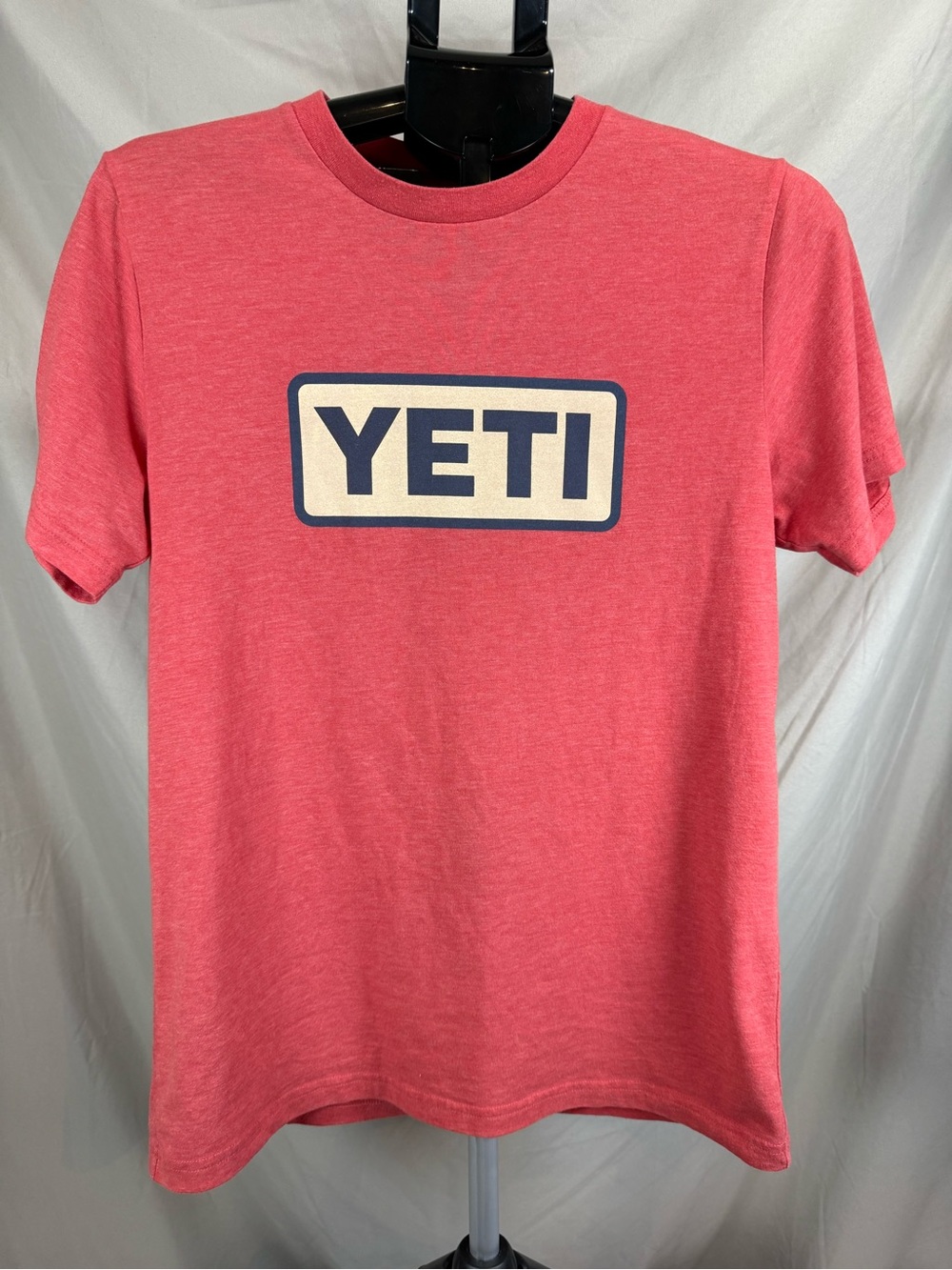 YETI Logo Badge T-Shirt‎ - Heathered Red - Small